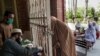 Pemerintah Sri Lanka, Selasa (16/3), mengatakan membutuhkan waktu untuk mempertimbangkan usulan larangan pemakaian burqa, yang oleh banyak pejabat tinggi keamanan negara tersebut dianggap sebagai tanda ekstremisme agama. (Foto: AFP)