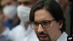 El líder de la oposición política venezolana Freddy Guevara habla con la prensa en una plaza en Caracas. Septiembre 9, 2021.