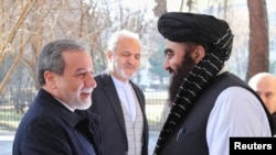 İranın xarici işlər naziri Abbas Əraqçi Əfqanıstanın paytaxtı Kabildə Talibanın xarici işlər naziri Əmir Xan Müttəqi ilə görüşüb, 26 yanvar 2025. (İran Xarici İşlər Nazirliyi/WANA (Qərbi Asiya Xəbər Agentliyi/Reuters) 