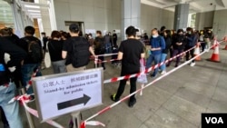 數以百計香港市民3月6日到高等法院排隊輪候旁聽席，聲援被律政司覆核保釋申請的11名民主派被告。(美國之音 湯惠芸)