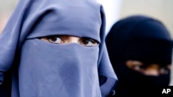 Wasu Musulmai da suka shiga zanga zangar kin amincewa da sanya hijabi