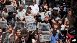 Demonstrators protest jailing of two journalists and an academic, outside the offices of Ozgur Gundem, a pro-Kurdish publication, Istanbul, June 21, 2016.