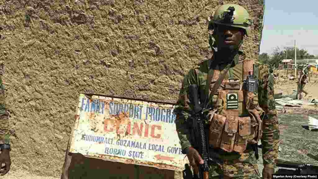 Wani sojan Najeriya a garin Gudumbali dake Jihar Borno. An samu hoton bayan da zaratan sojojin Najeriya suka sake fatattakar 'yan Boko Haram daga garin dake Jihar Borno