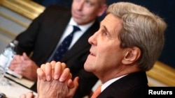 Menlu AS John Kerry bertemu dengan Menlu Iran Javad Zarif (tidak terlihat dalam foto) dalam sebuah pertemuan di Wina, 21/11/2014.
