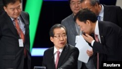 自由韓國黨主席洪準杓2017年4月作為總統候選人準備電視辯論(資料照片)