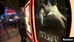 Poster film "Fifty Shades of Grey" di Regal Theater di Los Angeles, California, 12 Februari 2015. 