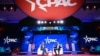 Le vice-président américain JD Vance (à droite) s'exprime lors d'une conversation avec Mercedes Schlapp, personnalité des médias conservateurs, à l'occasion de la conférence annuelle Conservative Political Action Conference (CPAC) le 20 février 2025. (Photo SAUL LOEB / AFP)