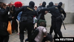 Fuerzas de seguridad de Bielorrusia forcejean con manifestantes que protestaban en Minsk por el arresto de la opositora Maria Kolesnikova, el 8 de septiembre de 2020.