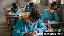 Une bouteille de Covid Organics dans une classe du lycée J.J. Rabearivelo, dans le centre d'Antananarivo, Madagascar, le 23 avril 2020.
