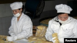북한 신의주의 한 식품 공장에서 유엔 산하 세계식량계획(WFP)의 지원으로 취약계층에 지급할 영양 비스킷을 생산하고 있다. (자료사진)
