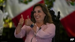 La presidenta peruana Dina Boluarte con los pulgares levantados en una conferencia de prensa en el palacio de gobierno en Lima, Perú, el martes 19 de diciembre de 2023. 