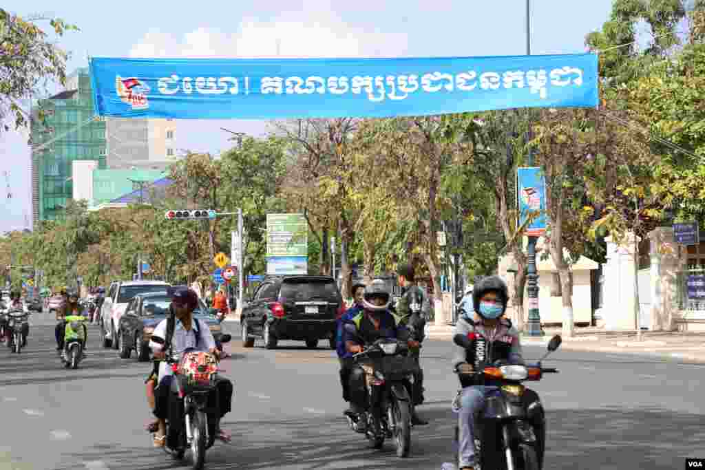 បដាចងលើផ្លូវព្រះនរោត្តម ដើម្បីអបអរសាទរទិវា ៧មករា ដែលមានអត្ថន័យរំឭកស្នាដៃគណបក្សប្រជាជនកម្ពុជា ក្នុងការផ្តួលរំលំរបបកម្ពុជាប្រជាធិបតេយ្យ នៅរាជធានីភ្នំពេញ កាលពីថ្ងៃទី៦ ខែមករា ឆ្នាំ២០១៨។ (ស៊ុន ណារិន/VOA)