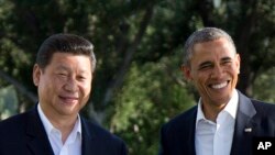 Barack Obama (à dr.) et son homologue chinois, Xi Jinping, au sommet sino-américain de Californie