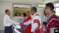 Burma's President Thein Sein (L) shakes hands with representatives from the Karen National Union (KNU), including KNU General Secretary Naw Si Pho Ra Sein (2nd L, in purple) and KNU General Mutu Saipo (C), in Thein Sein's private farm house in Naypyitaw, 
