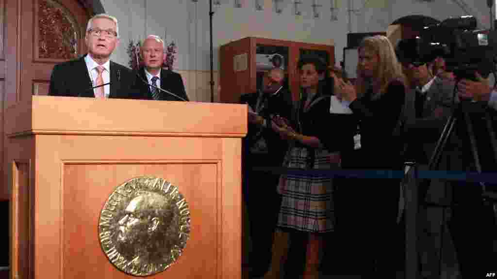 Le président de la Commission Nobel norvégienne, Thorbjorn Jagland à gauche, annonce, à l’Institut Nobel, que le Prix Nobel de paix 2014 a été attribué à la défenseuse pakistanaise de l’éducation pour jeunes filles, Malala Yousafzai et à celui qui se bat contre le travail des enfants en Inde, Kailash Satyarthi.