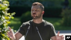 ARCHIVO - El presidente de Ucrania, Volodymyr Zelenskyy, ofrece un discurso en Kiev sobre la invasión rusa, que ya sobrepasó los ocho meses desde que el Kremlin lanzara la denominada "operación militar especial". 