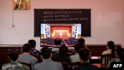 中國進入全面小康？習近平宣告近億農村人口脫貧 廣西柳州一個村莊的村民正在觀看在北京人大會堂舉行的全國脫貧攻堅總結表彰大會的電視直播。 （2021年2月25日）