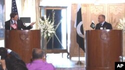 Le représentant spécial américain, Marc Grossman, et le secrétaire pakistanais aux Affaires étrangères, Salman Bashir, à Islamabad