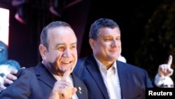 Imagen de archivo. Alejandro Giammattei, entonces candidato presidencial del partido "Vamos", posa con su compañero de fórmula, Guillermo Castillo, mientras celebran el triunfo en los comicios, en la sede de su campaña en Ciudad de Guatemala. 11 de agosto