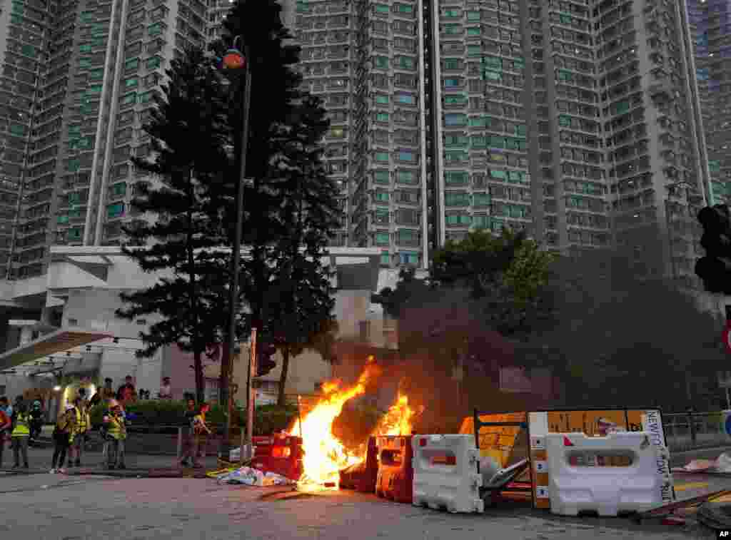 在抗議者在機場附近的東涌站附近點火焚燒障礙並破壞路標後,消防人員滅火。 (2019年9月1日)