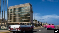 En la foto de archivo turistas viajan en autos convertibles clásicos en el Malecón junto a la Embajada de Estados Unidos en La Habana, Cuba, el 3 de octubre de 2017.