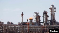 Une vue de l'usine de traitement du gaz de Krechba, à environ 1200 km au sud d'Alger, le 14 décembre 2008.