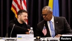 El presidente de Ucrania, Volodymyr Zelenskyy, y el secretario de Defensa de Estados Unidos, Lloyd Austin, en la reunión del Grupo de Contacto de Defensa de Ucrania en la base aérea de Ramstein, Alemania, el 9 de enero de 2025.