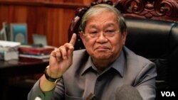 Khieu Kanharith, the Information Minister, talks about the media institution shut down in Cambodia, August 24, 2017. (Hean Socheata/VOA Khmer)
