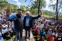 Edmond Mulet, candidato presidencial del partido Cabal, a la derecha, y su candidato a vicepresidente Max Santa Cruz posan para fotos durante un acto de campaña en San Juan Sacatepéquez, Guatemala, el domingo 18 de junio de 2023. Los guatemaltecos acuden a las urnas el 25 de junio. (Foto AP/Moisés Castillo)