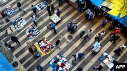 Imagen de archivo donde se observan a vendedores ambulantes esperando a los clientes en el centro de Sao Paulo, Brasil.