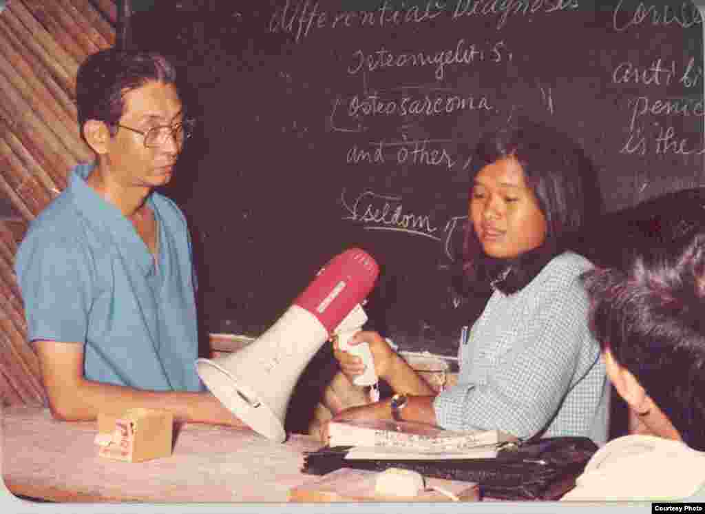 អ្នកស្រី លី សំបូរ កាលពីកុមារភាពធ្វើការជាអ្នកបកប្រែស្ម័គ្រចិត្តឲ្យអង្គការ World Vision នៅជំរុំជនភៀសខ្លួន ខាវ អ៊ីដាង ព្រំដែនខ្មែរថៃ កាលពីដើមទសវត្សរ៍ឆ្នាំ១៩៨០។ (រូបថតផ្តល់ឲ្យ) 