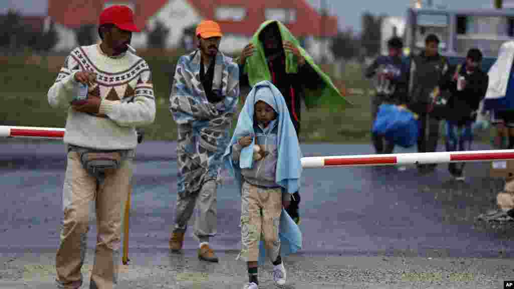 Les migrants arrivent à la frontière austro-hongroise dans Nickelsdorf, Autriche, 5 septembre 2015. 
