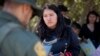 Migrantes desconcertados e inseguros mientras comienzan deportaciones bajo nueva normativa en EEUU