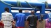 Une foule de migrants africains parquée dans un stade d'Aden