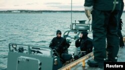 Ronioci Mornarice Oružanih snaga Letonije učestvuju u NATO vežbi "Zamrznuti vetar 24", koju predvodi Finska mornarica, u Finskom zalivu, Baltičko more, Finska, 23. novembar 2024. (Foto: Finske odbrambene snage/peko Rojtersa)