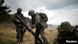 南韓海軍陸戰隊隊員參加在浦項舉行的美韓 “鷂鷹”聯合軍演 (2017年4月2日)