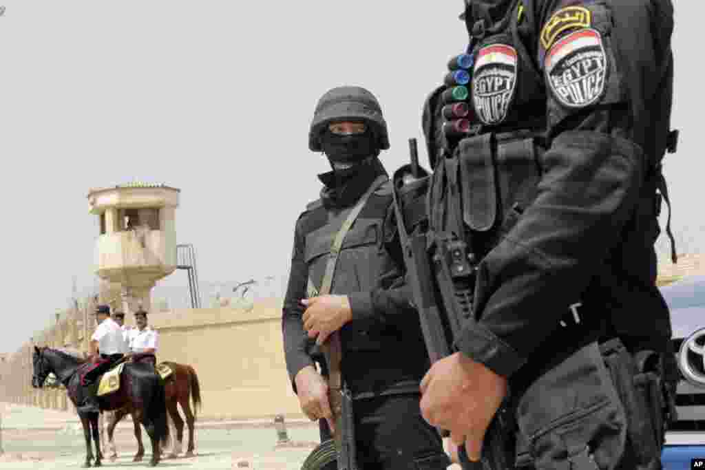 Egyptian policemen secure Egypt’s national police academy, where an Egyptian criminal court sentenced ousted Islamist president Mohamed Morsi and 12 Brotherhood leaders and Islamist supporters to 20 years, Cairo, April 21, 2015.