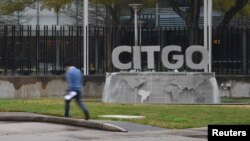 Una persona camina frente al edificio central de la empresa petrolera Citgo en Houston, Estados Unidos, en esta fotografía de archivo, tomada el 19 de febrero de 2019.