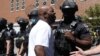 Un activiste de Black Lives Matter crie aux forces de l'ordre lors d'une manifestation contre le meurtre par la police de Breonna Taylor le jour de la course de chevaux du Kentucky Derby à Louisville, Kentucky, États-Unis, le 5 septembre 2020. REUTERS / Jim Urquhart