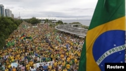 Masu zanga zanga a Brazil, suna kiran d a a tsige shugabar kasar Dilma Rousseff, da kuma batun nada ubandakinta tsohon shugaba Lula Inacio da Silva.