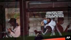 Para penumpang sebuah bus kota do Bilbao, Spanyol mengenakan masker di tengah pandemi Covid-19 (foto: dok).