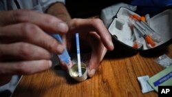 科学家正在进行芬太尼药性试验