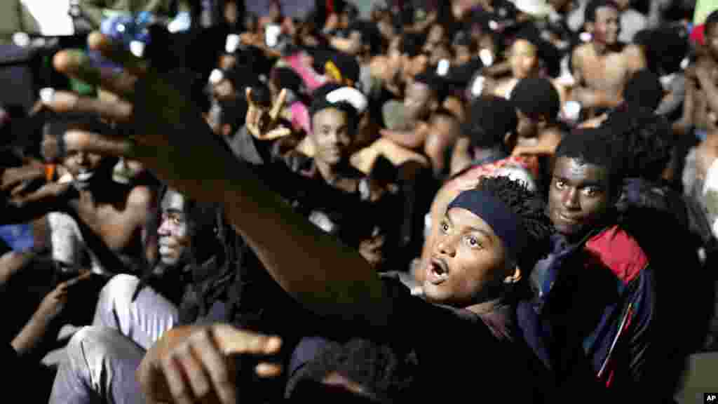 Des migrants africains essayent d'agripper une clôture, Ceuta, le 17 février 2017.