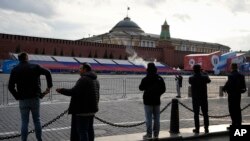 Građani na praznom Crvenom trgu, koji je zatvoren zbog priprema za paradu na Dan pobede, 3. maja 2023. (Foto: AP) 