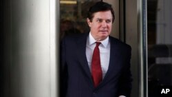 Paul Manafort, mantan ketua tim kampanye Presiden Donald Trump meninggkalkan gedung pengadilan federal di Washington, 6 November 2017.