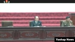 지난 25일 열린 최고인민회의 제13기 2차회의에 북한 김정은 국방위원회 제1위원장이 불참한 것으로 확인됐다. 이날 조선중앙TV가 공개한 최고인민회의 주석단 맨 가운데 자리에는 김영남 최고인민회의 상임위원장이 앉았으며 그의 옆에는 황병서 군 총정치국장이 자리했다. 김 상임위원장의 옆 빈자리는 박봉주 내각총리의 자리다. 