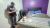 Imagen publicada por la Policía Federal Argentina el 3 de enero de 2024, que muestra a agentes de policía registrando una habitación durante el operativo que "neutralizó posible célula terrorista".