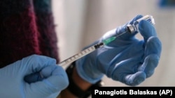 Un agent de santé prépare une dose de vaccin Johnson and Johnson à Lesbos, en Grèce, le 15 décembre 2021.