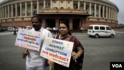 Warga India melakukan protes anti korupsi yang menjadi skandal memalukan di kalangan birokrat India (foto: dok). 
