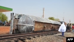 Camion citerne calciné après une explosion qui a tué plus de 55 personnes près de l'aéroport de Niamey le 6 mai 2019.